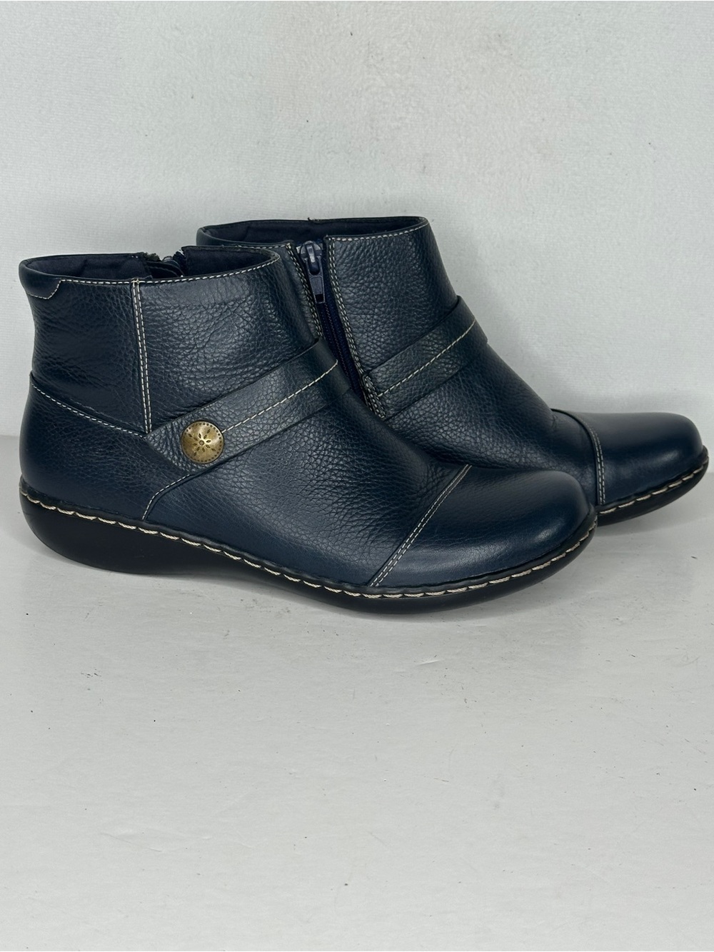 Clarks Ashland Leather Ankle Boots with Decorative Button Navy Sz 7.5